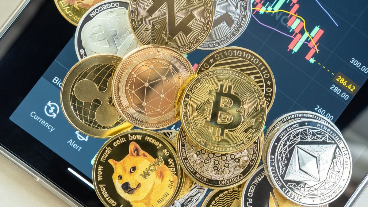 The crypto market is seeing a broad decline. Bitcoin briefly dropped below $66,000. The only area ho